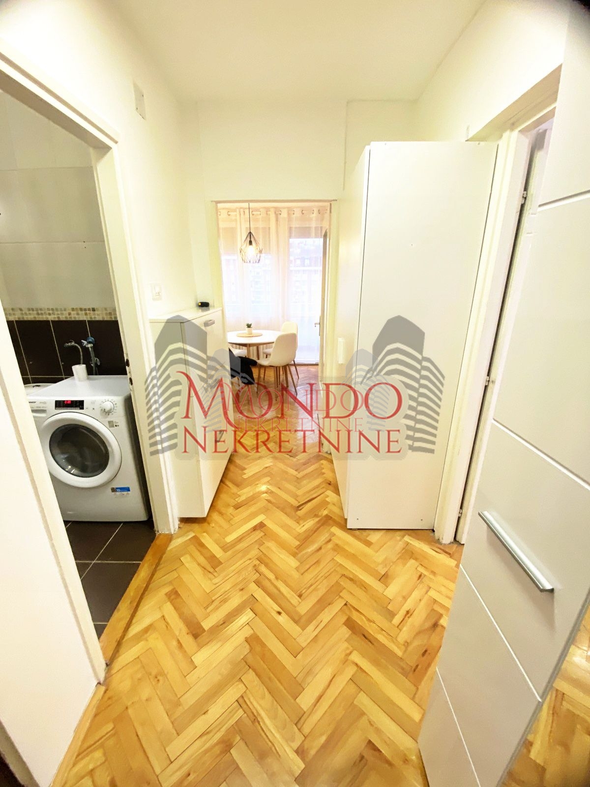 Renoviran dvosoban stan na Vizantijskom Bulevaru 14