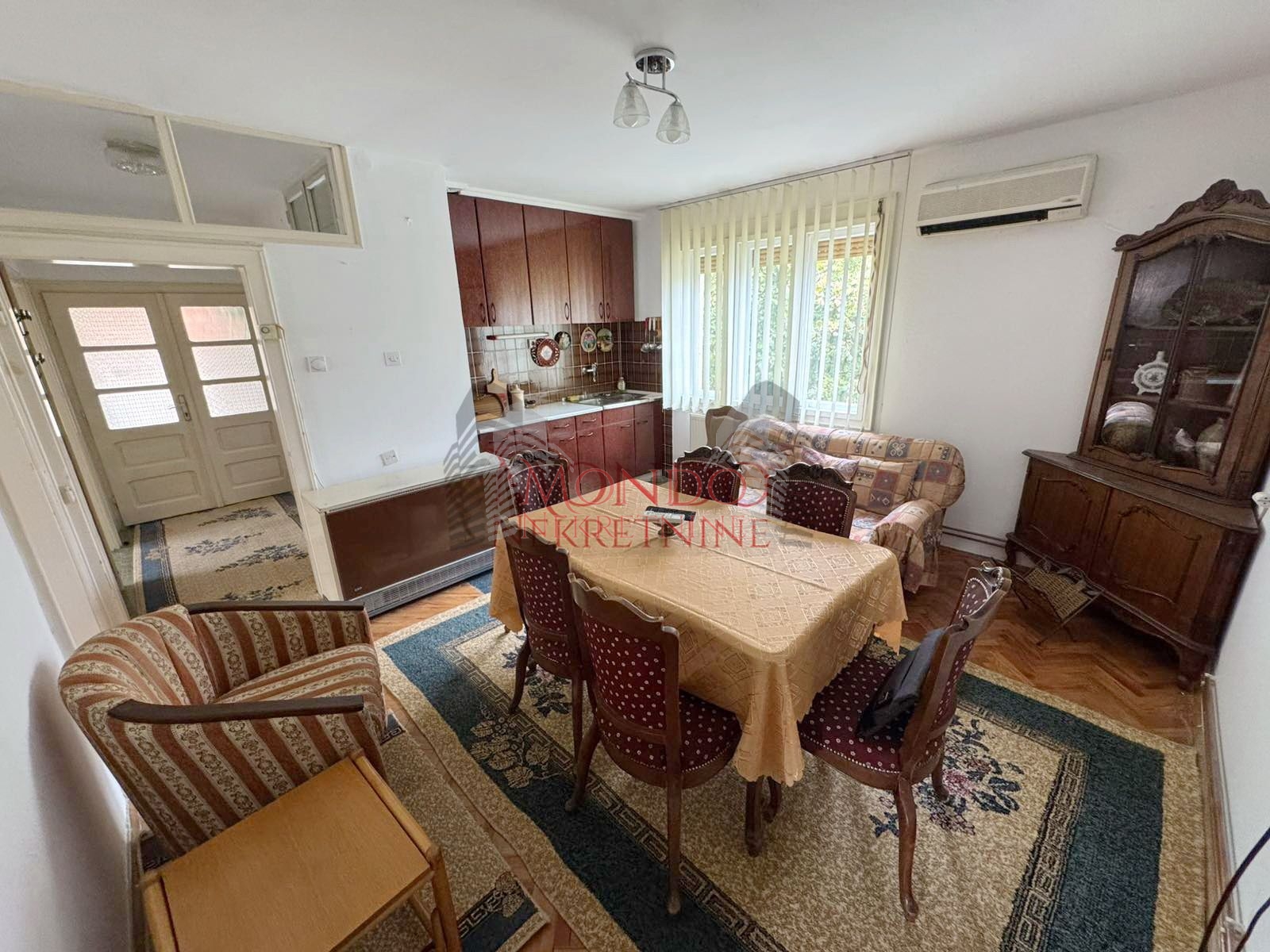 Dvoipsooban stan u kuci iza tri solitera u Durlanu 1