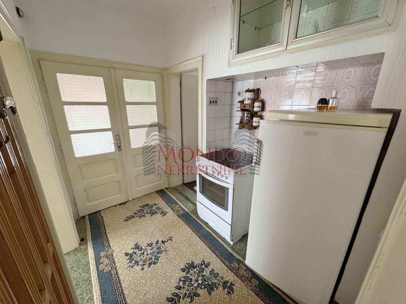 Dvoipsooban stan u kuci iza tri solitera u Durlanu 9