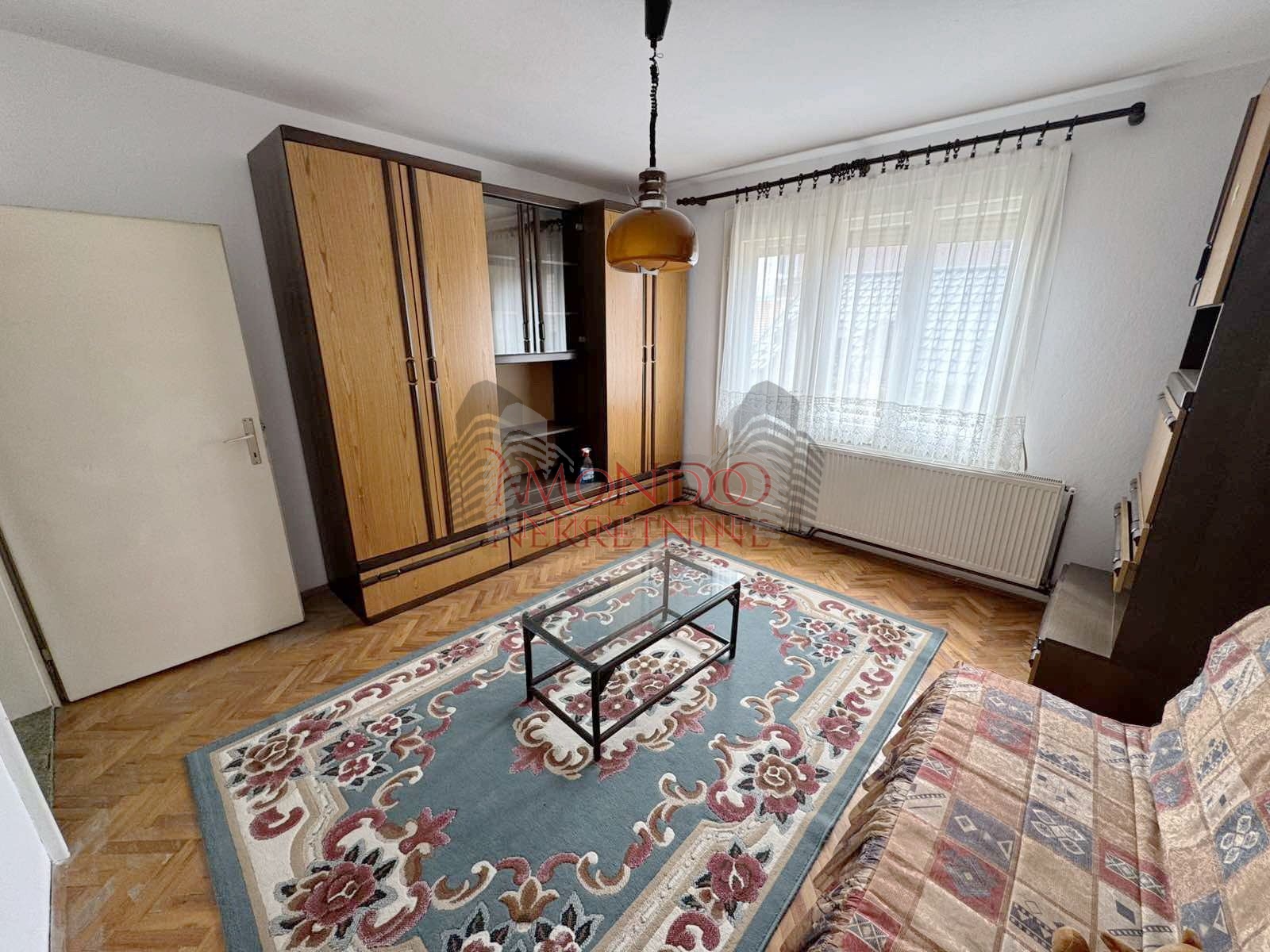 Dvoipsooban stan u kuci iza tri solitera u Durlanu 8