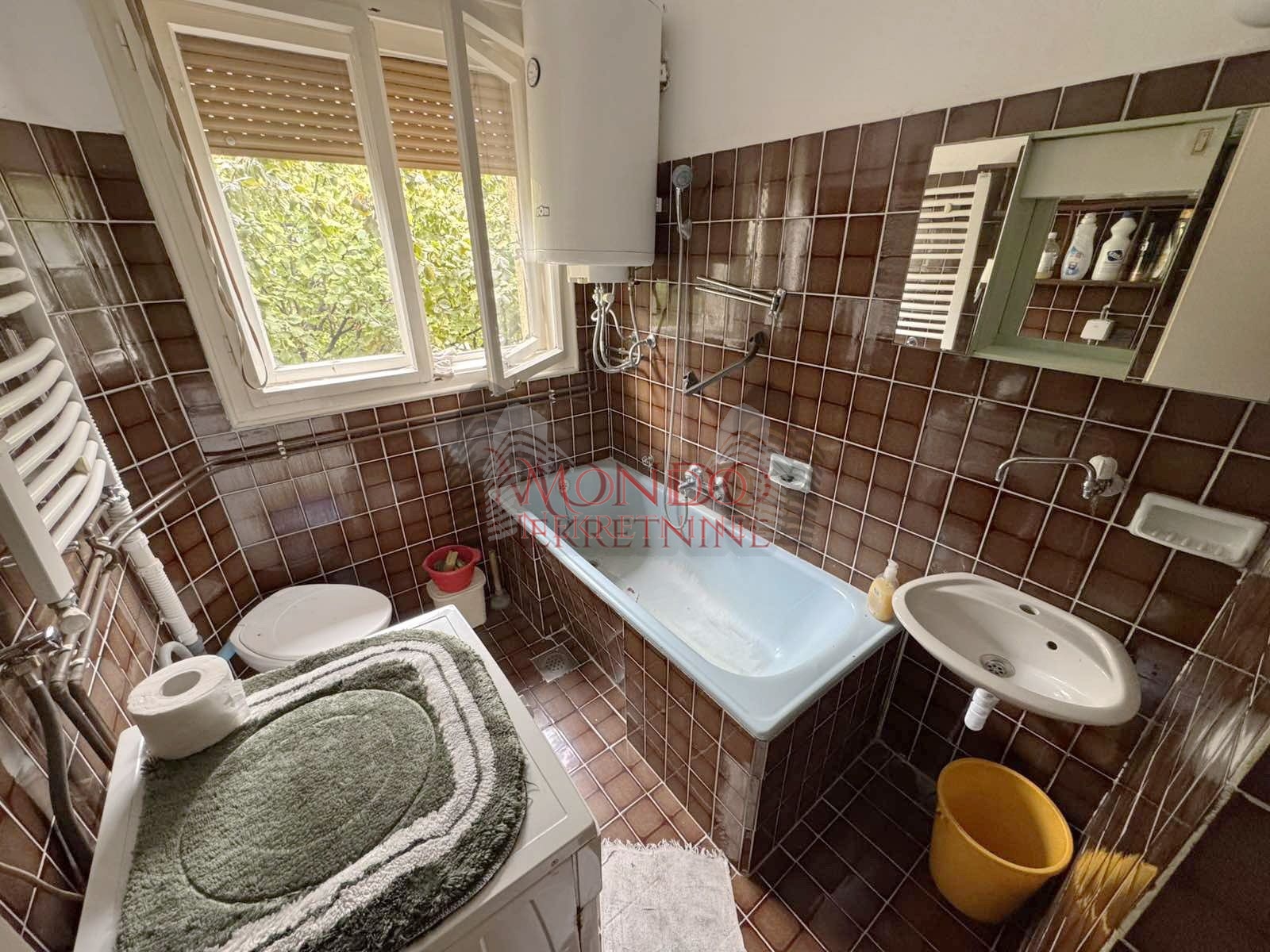 Dvoipsooban stan u kuci iza tri solitera u Durlanu 10