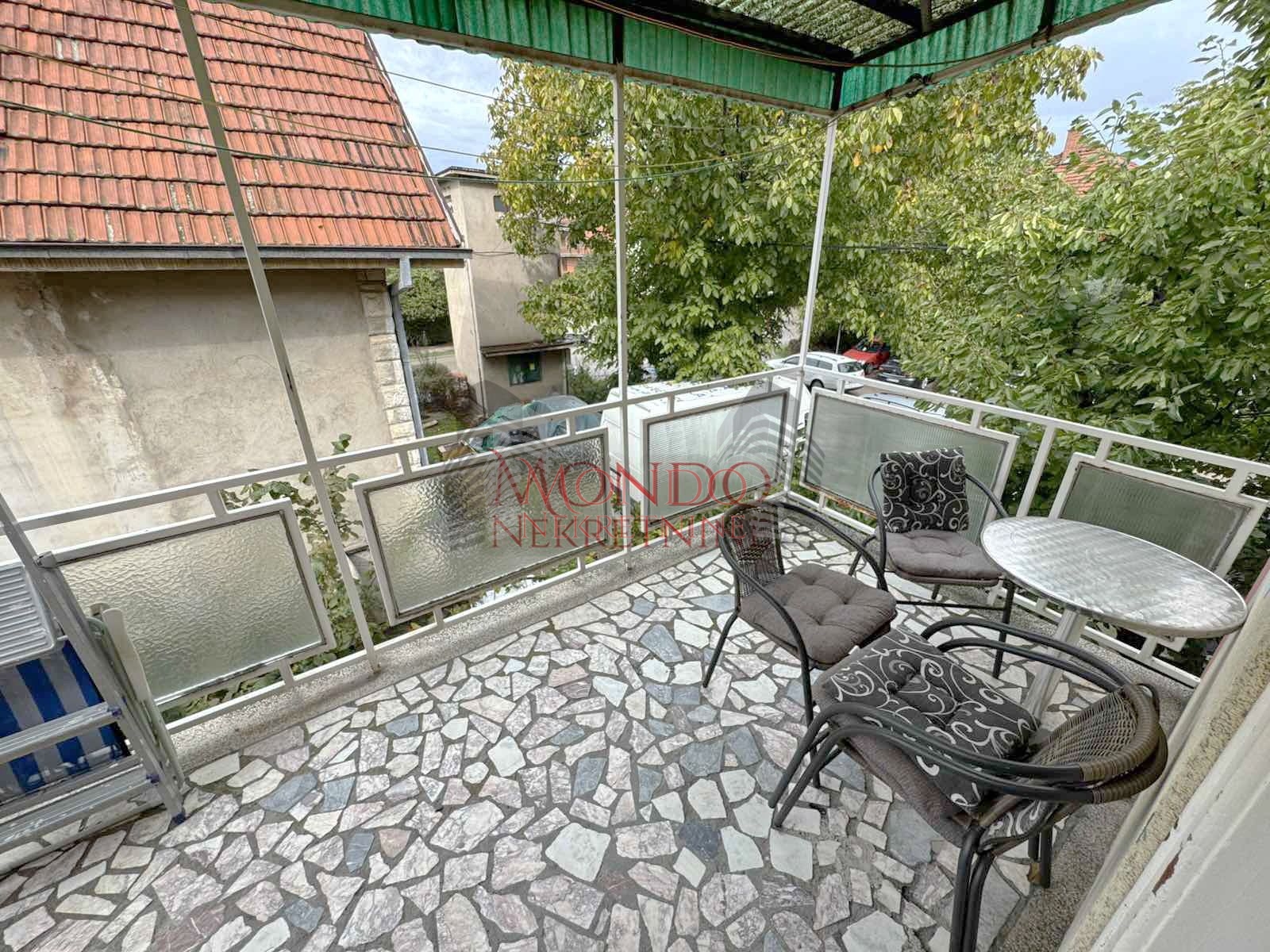 Dvoipsooban stan u kuci iza tri solitera u Durlanu 12