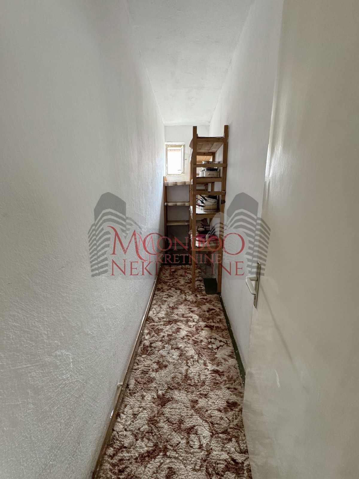 Dvoipsooban stan u kuci iza tri solitera u Durlanu 11