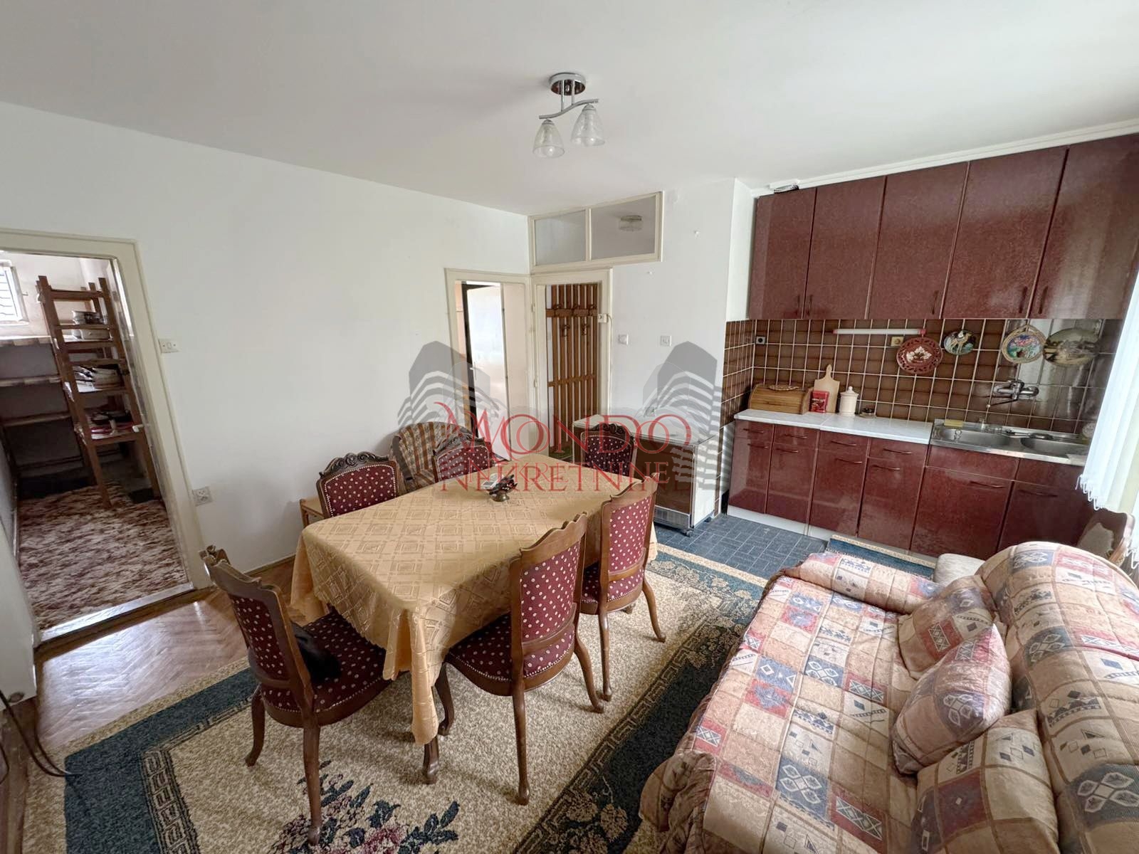 Dvoipsooban stan u kuci iza tri solitera u Durlanu 3