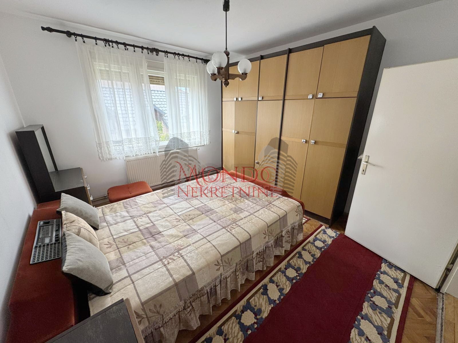 Dvoipsooban stan u kuci iza tri solitera u Durlanu 6