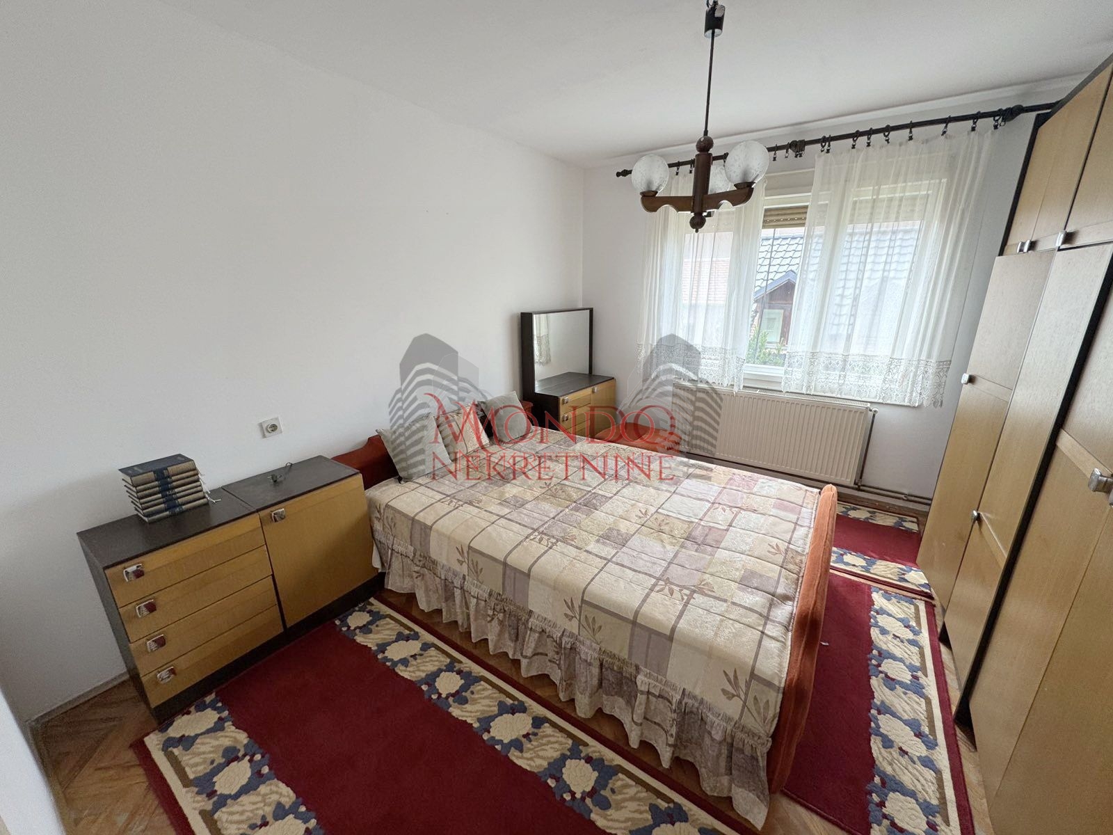 Dvoipsooban stan u kuci iza tri solitera u Durlanu 5