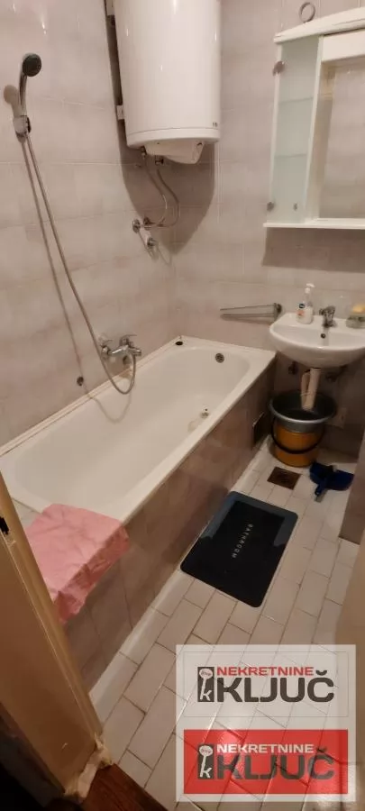 Dobar dvosoban stan preko puta futoske pijace 10