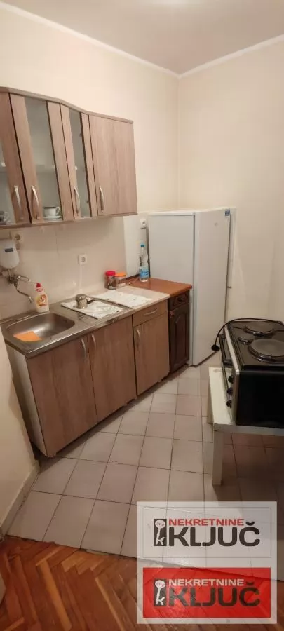 Dobar dvosoban stan preko puta futoske pijace 3