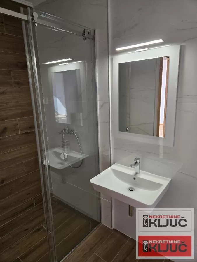 Odlican stan u novoj LUX zgradi na Spensu 10