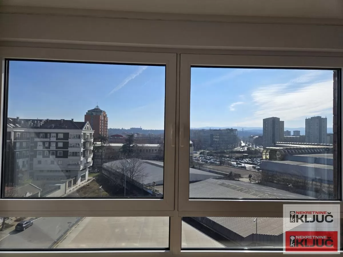 Odlican stan u novoj LUX zgradi na Spensu 4