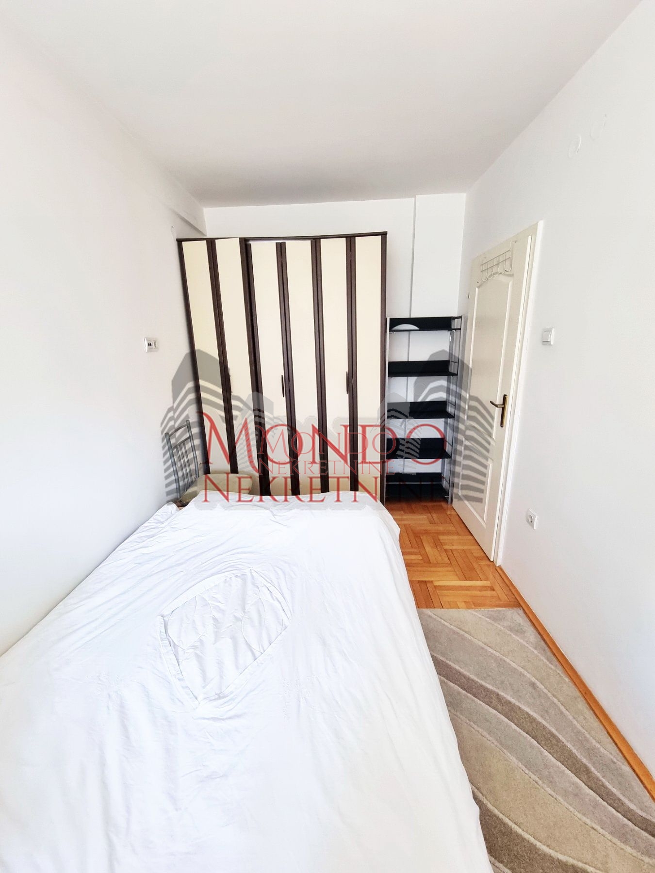 Izdaje se jednoiposoban stan preko puta parka Cair 9