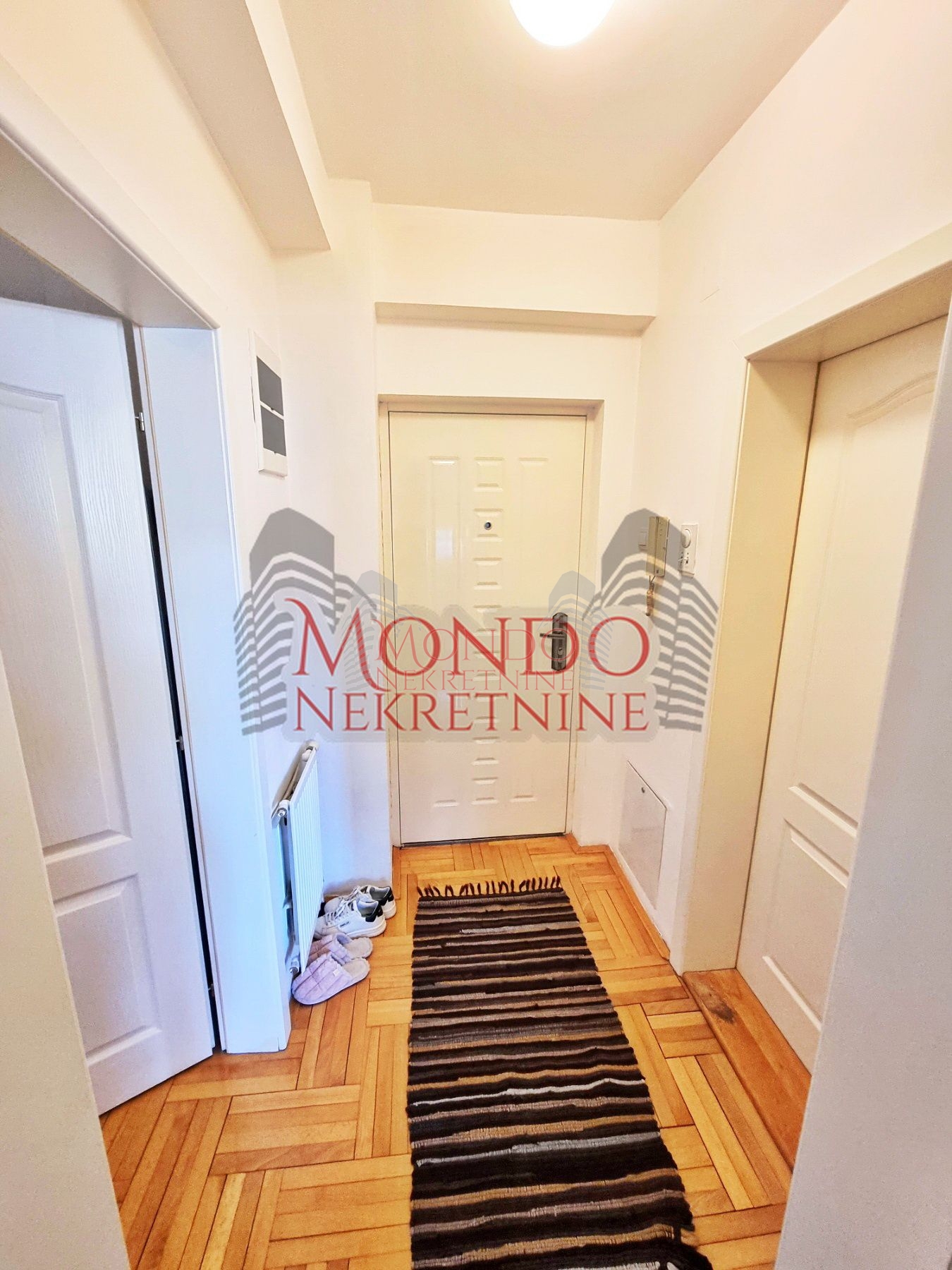 Izdaje se jednoiposoban stan preko puta parka Cair 15