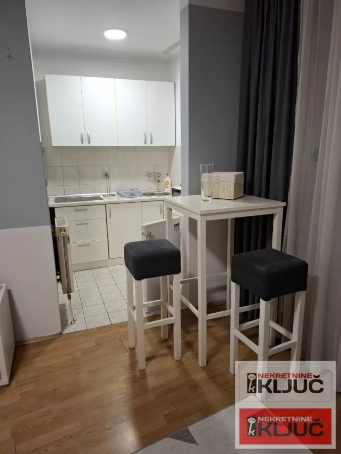 CENTAR IZDAJE SE NAMEŠTENA GARSONJERA 4