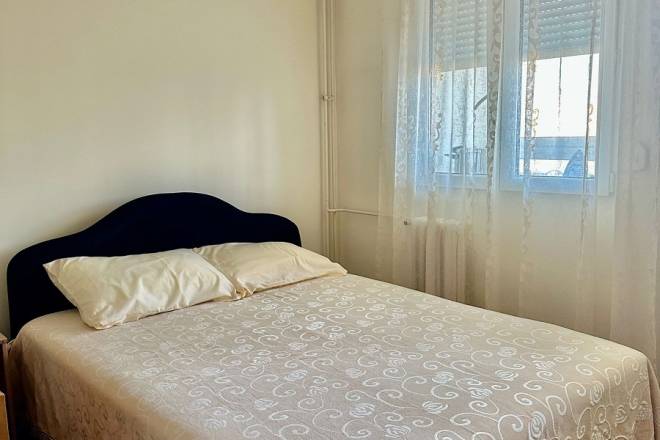 Izdajemo 2 0 stan u ulici Džona Kenedija  64m2 3