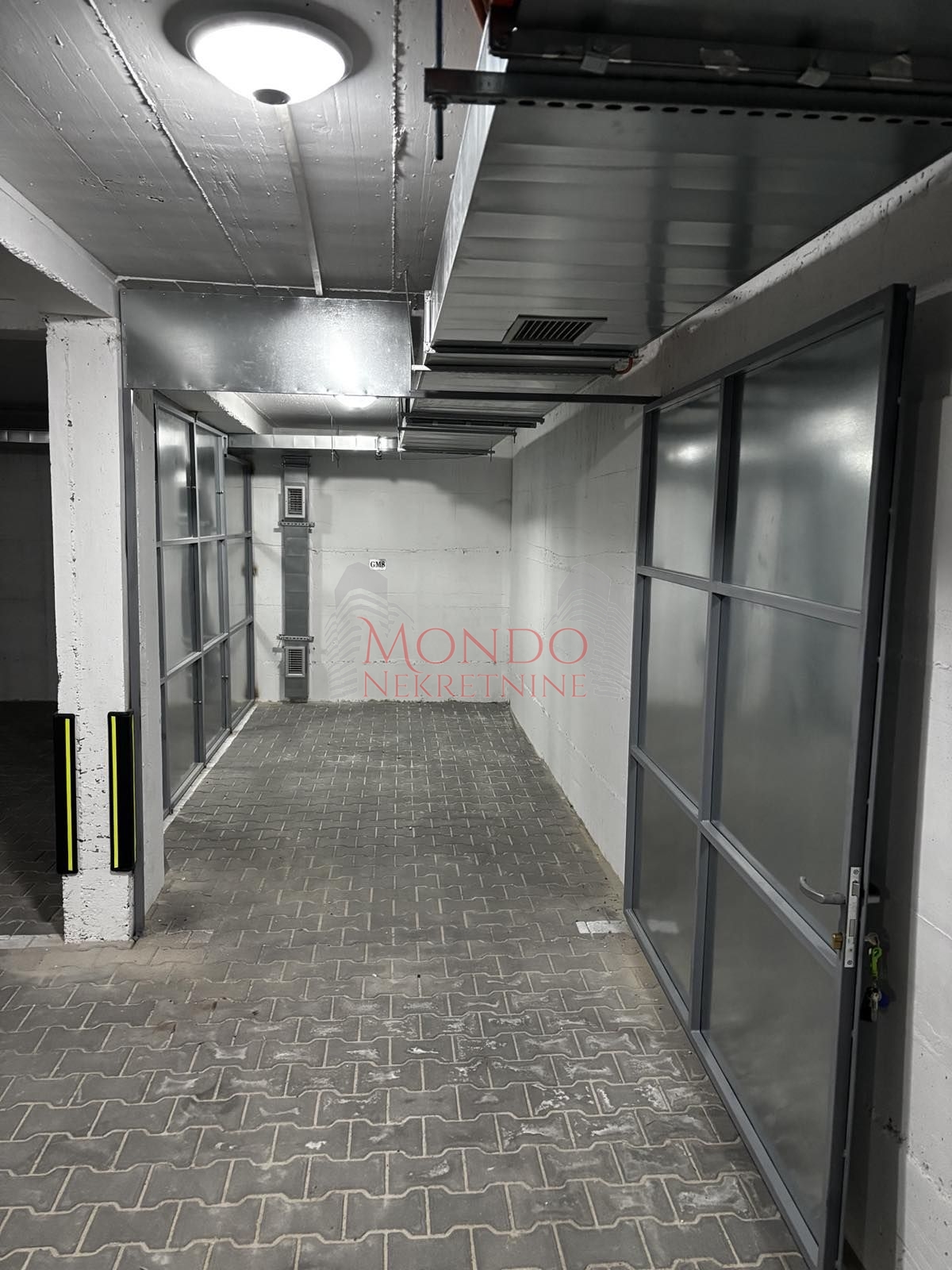 Zatvorena garaza u podzemnoj garazi kod parka Cair 2