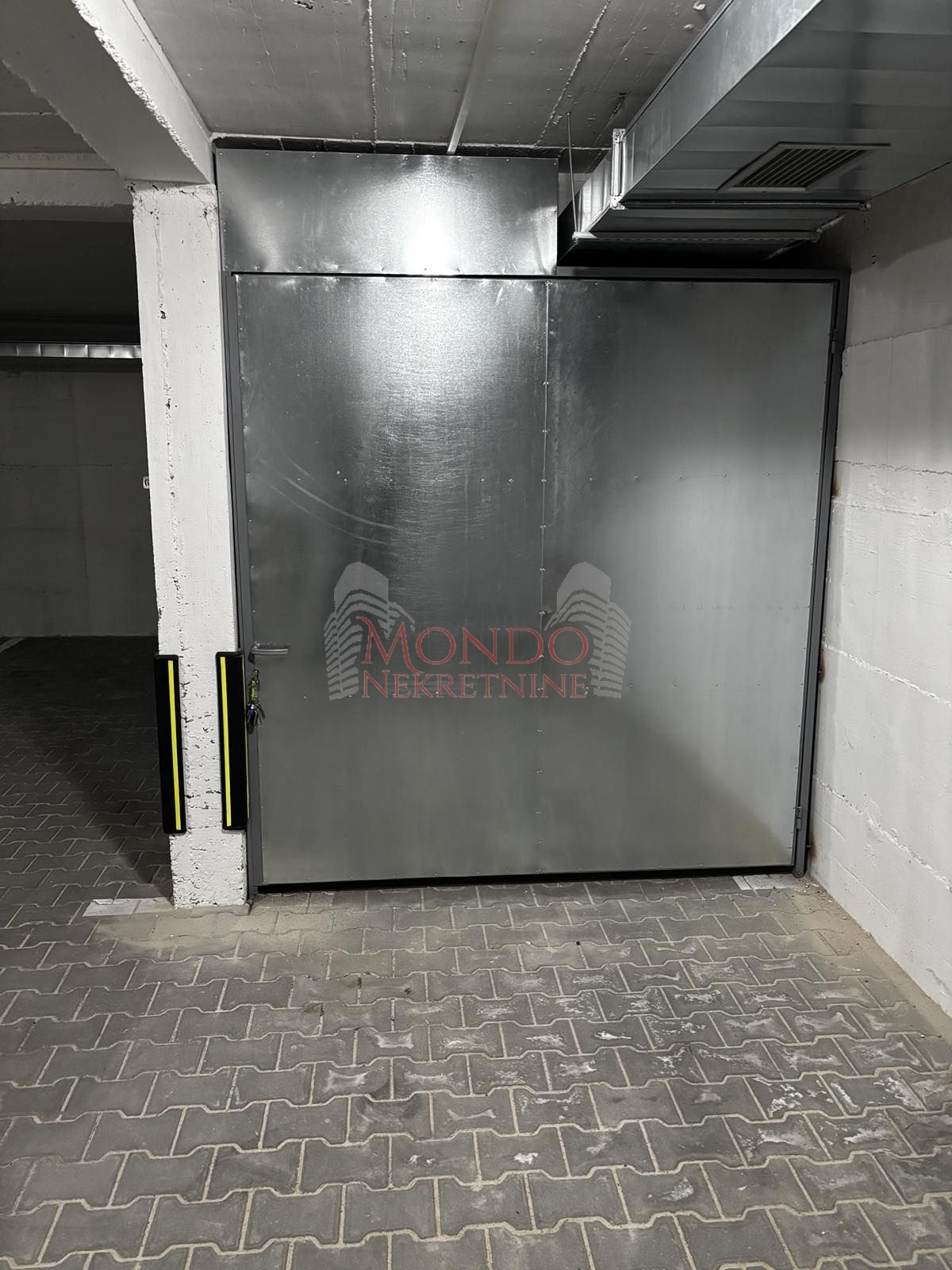 Zatvorena garaza u podzemnoj garazi kod parka Cair 1
