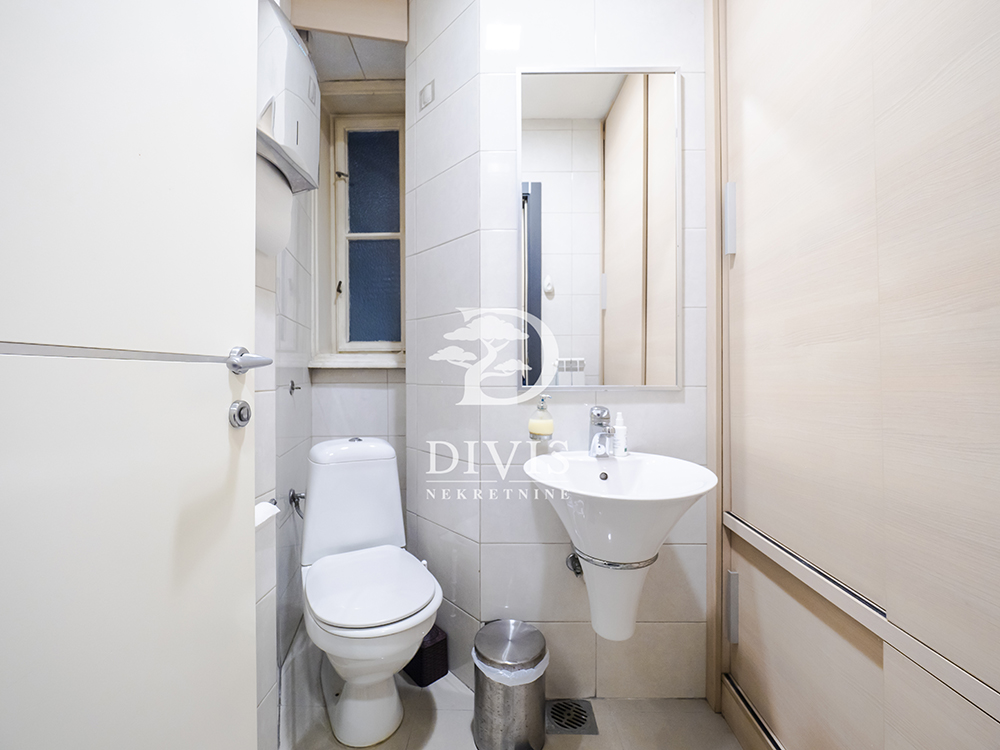 Dvosoban stan u pešačkoj zoni  Maršala Birjuzova 4