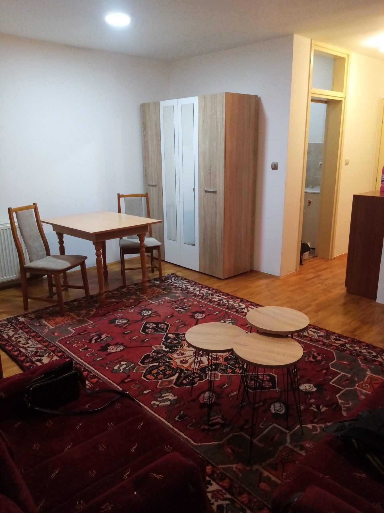 Izdajem nameštenu garsonjeru 3