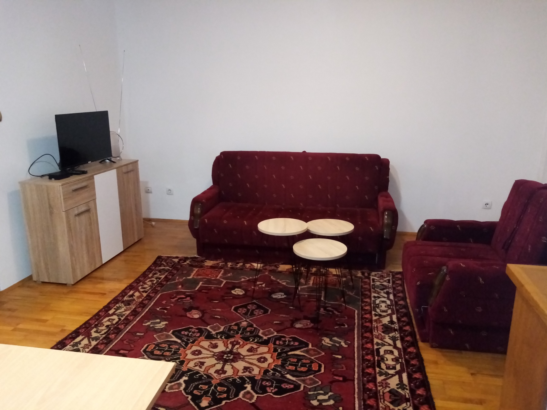 Izdajem nameštenu garsonjeru 1