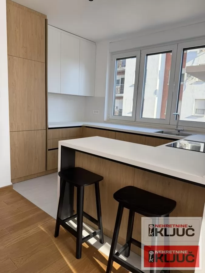 BULEVAR OSLOBOĐENJA IZDAJE SE ČETVOROSOBAN MODERNO OPREMLJEN STAN SA GARAŽNIM MESTOM 10