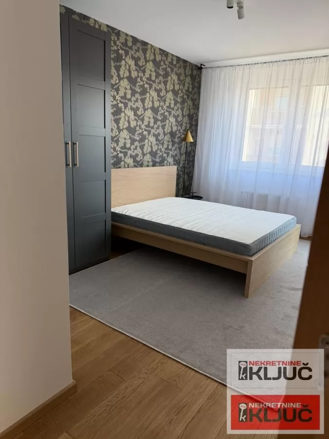 BULEVAR OSLOBOĐENJA IZDAJE SE ČETVOROSOBAN MODERNO OPREMLJEN STAN SA GARAŽNIM MESTOM 12