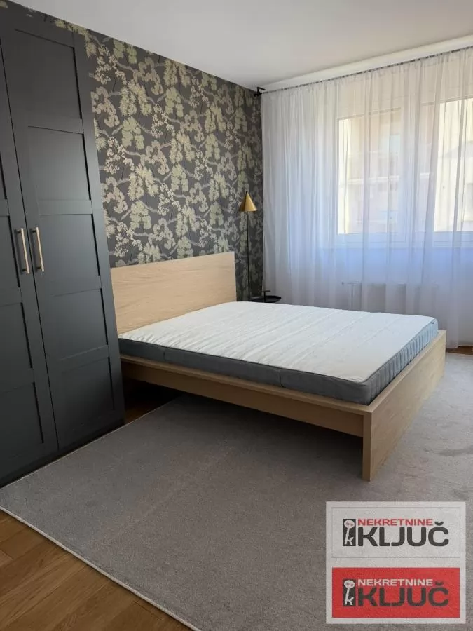 BULEVAR OSLOBOĐENJA IZDAJE SE ČETVOROSOBAN MODERNO OPREMLJEN STAN SA GARAŽNIM MESTOM 13
