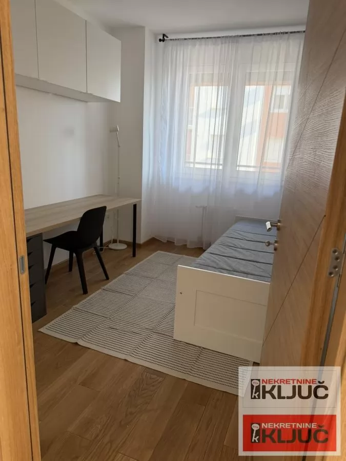 BULEVAR OSLOBOĐENJA IZDAJE SE ČETVOROSOBAN MODERNO OPREMLJEN STAN SA GARAŽNIM MESTOM 18