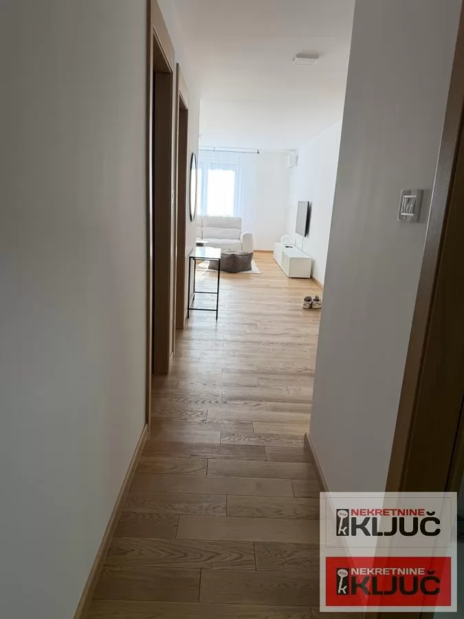 BULEVAR OSLOBOĐENJA IZDAJE SE ČETVOROSOBAN MODERNO OPREMLJEN STAN SA GARAŽNIM MESTOM 23