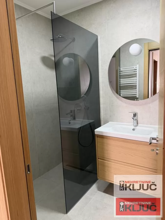 BULEVAR OSLOBOĐENJA IZDAJE SE ČETVOROSOBAN MODERNO OPREMLJEN STAN SA GARAŽNIM MESTOM 26