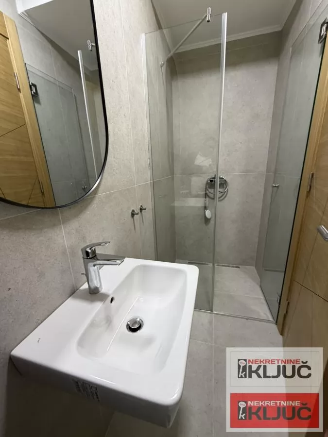 BULEVAR OSLOBOĐENJA IZDAJE SE ČETVOROSOBAN MODERNO OPREMLJEN STAN SA GARAŽNIM MESTOM 27