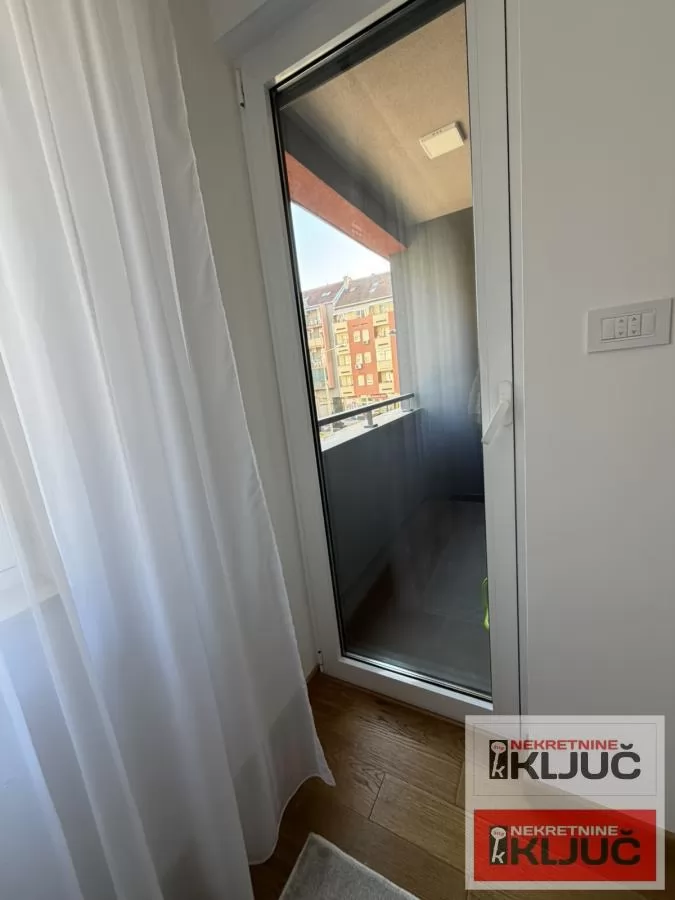 BULEVAR OSLOBOĐENJA IZDAJE SE ČETVOROSOBAN MODERNO OPREMLJEN STAN SA GARAŽNIM MESTOM 33