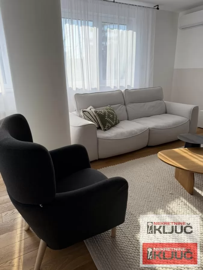 BULEVAR OSLOBOĐENJA IZDAJE SE ČETVOROSOBAN MODERNO OPREMLJEN STAN SA GARAŽNIM MESTOM 5