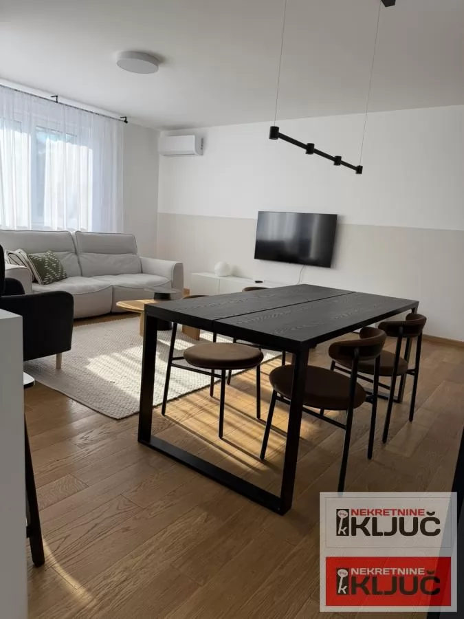 BULEVAR OSLOBOĐENJA IZDAJE SE ČETVOROSOBAN MODERNO OPREMLJEN STAN SA GARAŽNIM MESTOM 8