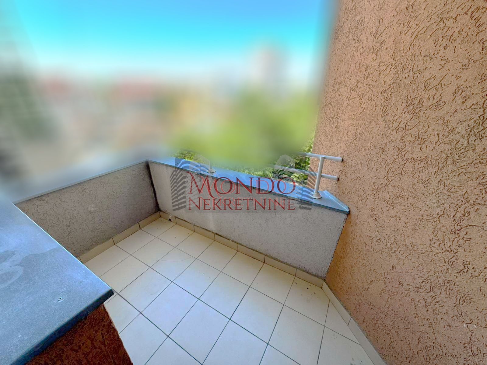 Jednoiposoban stan u novoj zgradi preko puta Pravnog fakulteta 13