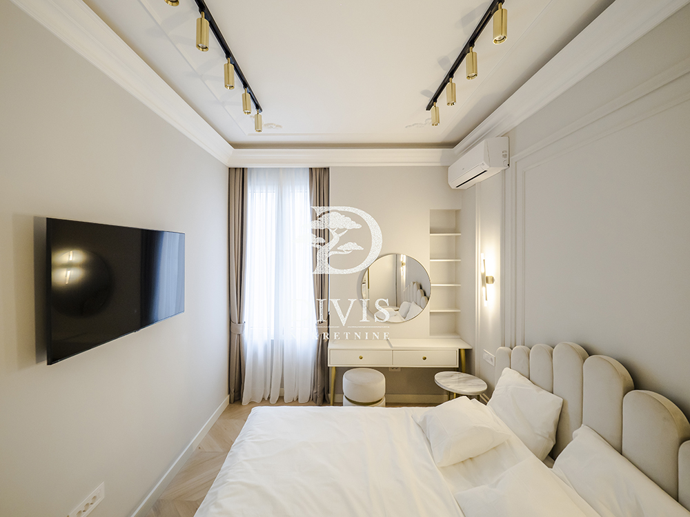 Renoviran  salonski stan na Vračaru  Krunska 100m2 2