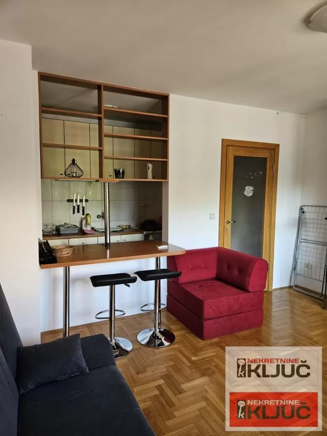 Dobar Jednosoban stan u blizini centra grada 9