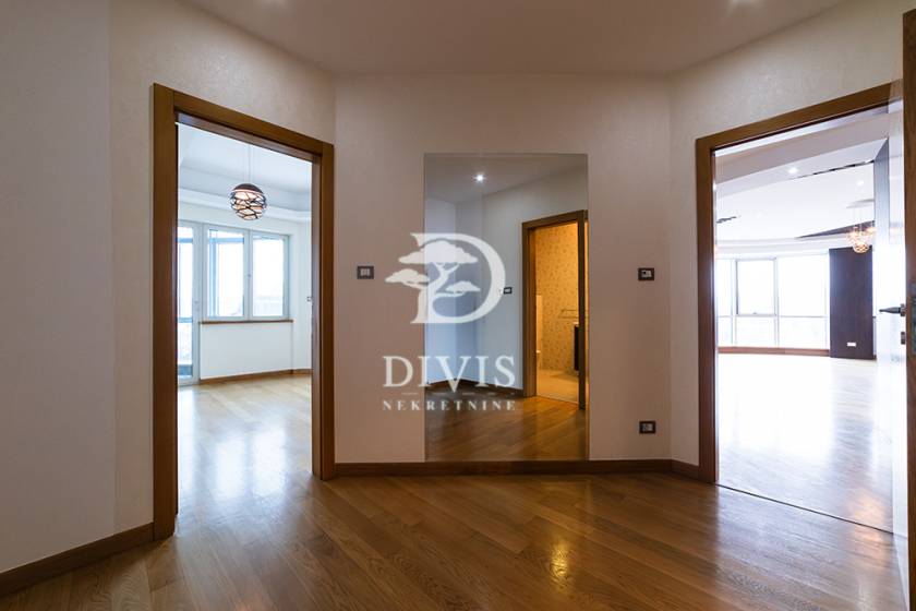 Luksuzan 5 0 stan kod Sava centra  195m2  garaža 7