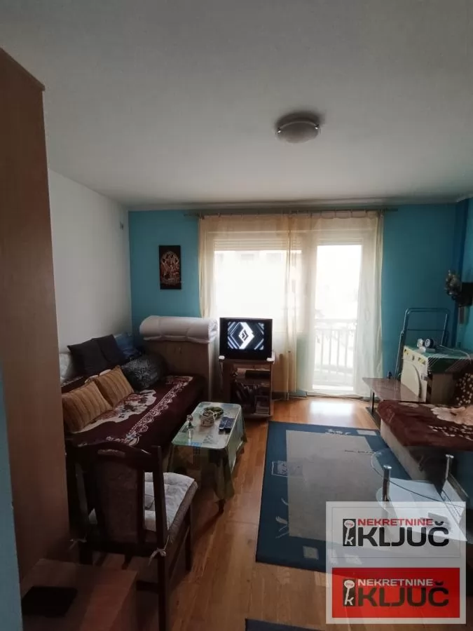 SOMBORSKI BULEVAR, 26m2, Garsonjera sa kuhinjom i plakarima 1