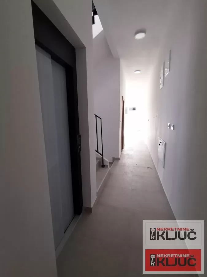 TELEP, 72m2 +2 krovne terase sa pogledom na ceo grad i Frusku Goru, Trosoban sa pdv, Penthouse 12