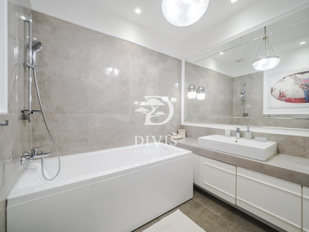 Izdajemo lux 3 0 stan 88m2 kod Pinka Koste Racina 5