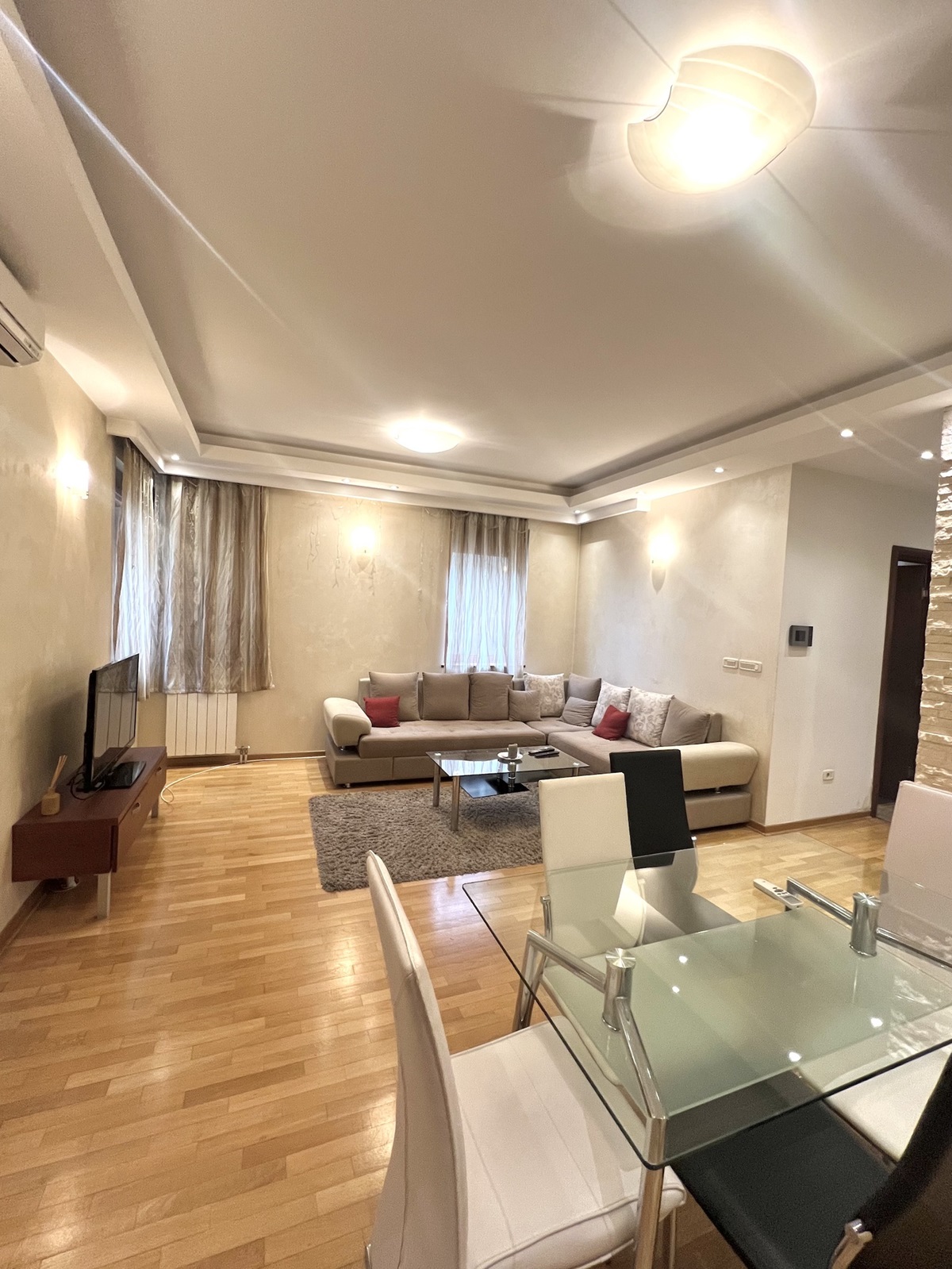 Izdavanje Trosoban stan u novogradnji kod Hrama svetog Save 1