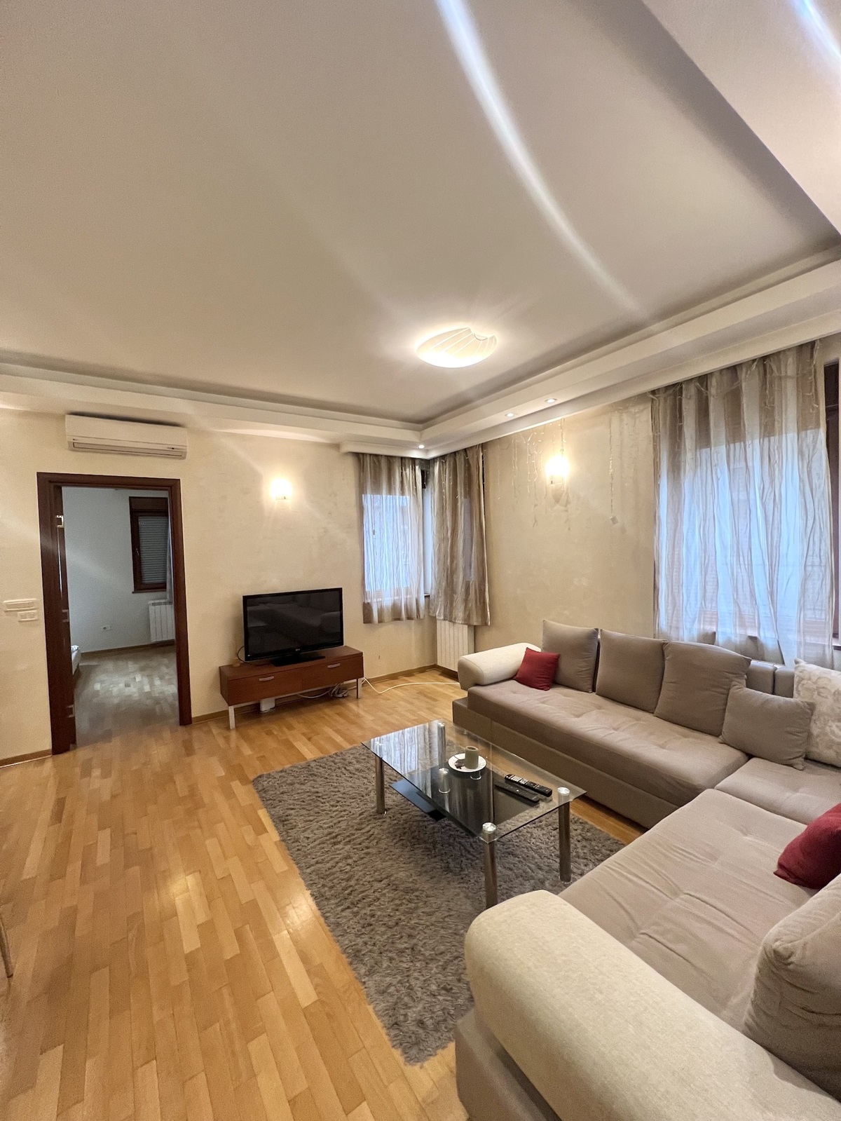 Izdavanje Trosoban stan u novogradnji kod Hrama svetog Save 2