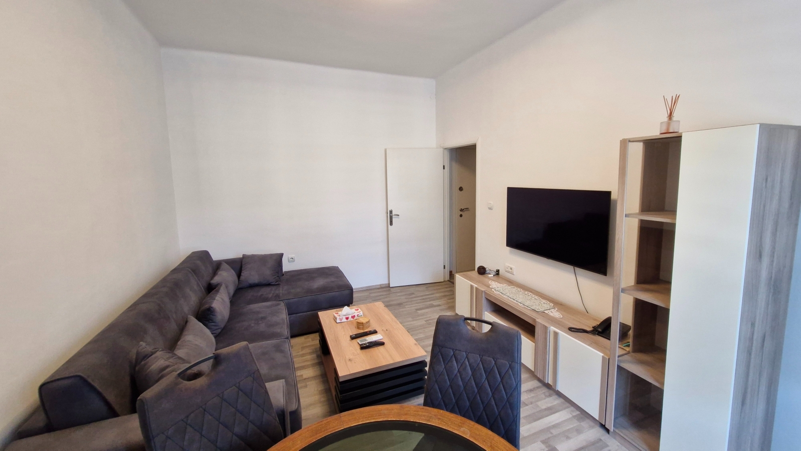 Izdavanje stanova Beograd Dedinje Dvosoban stan parking 1