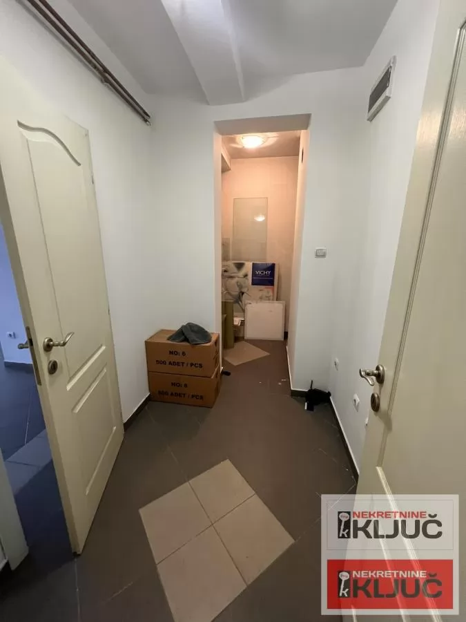 Izdavanje, Poslovni prostor, Novi Sad, Grbavica 12