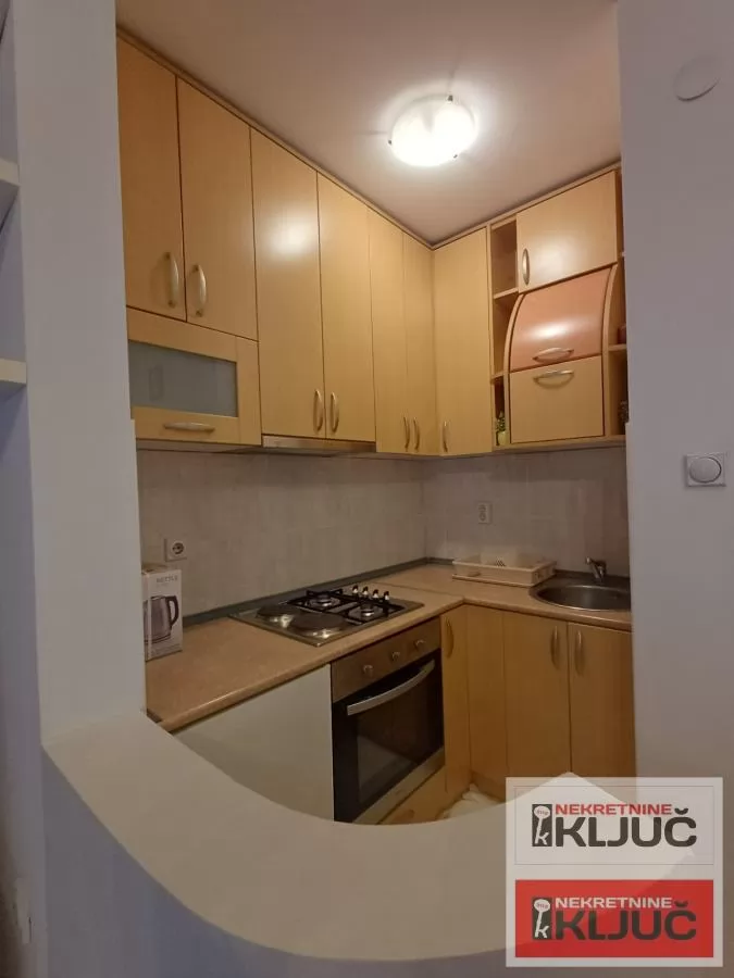 Odlicna lepo opremljena garsonjera u centru grada 4