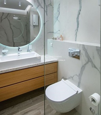 Izdaje se moderan stan u Central Gardenu 4