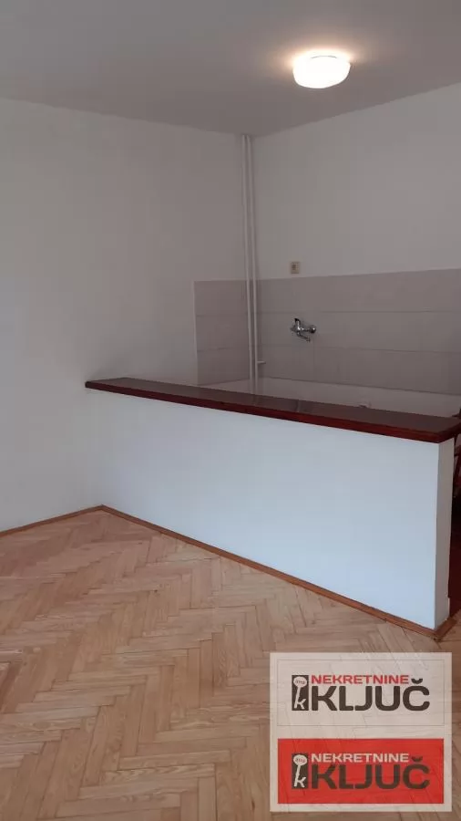 Dobra garsonjera na Grbavici 6