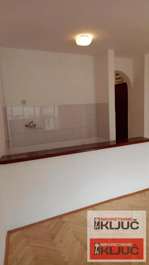 Dobra garsonjera na Grbavici 7