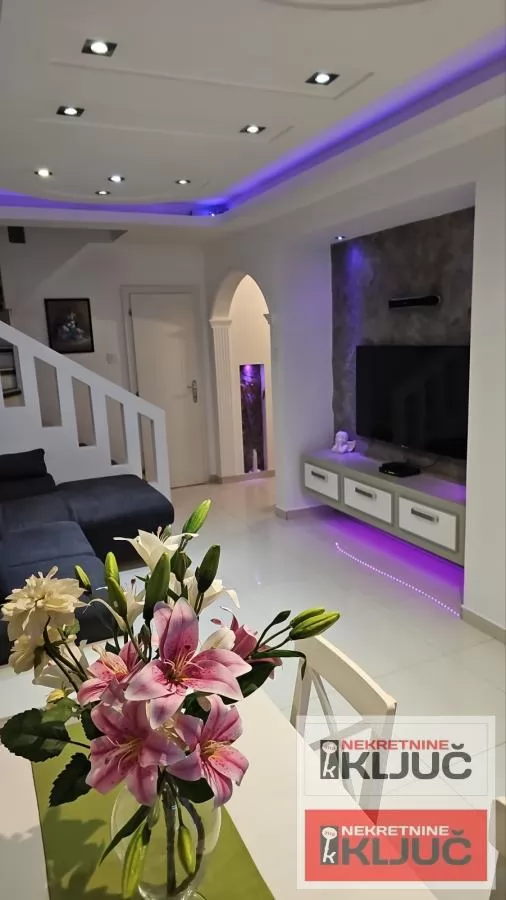 SOCIJALNO, 61m2, Trosoban-Duplex, Namešten, Parking 3