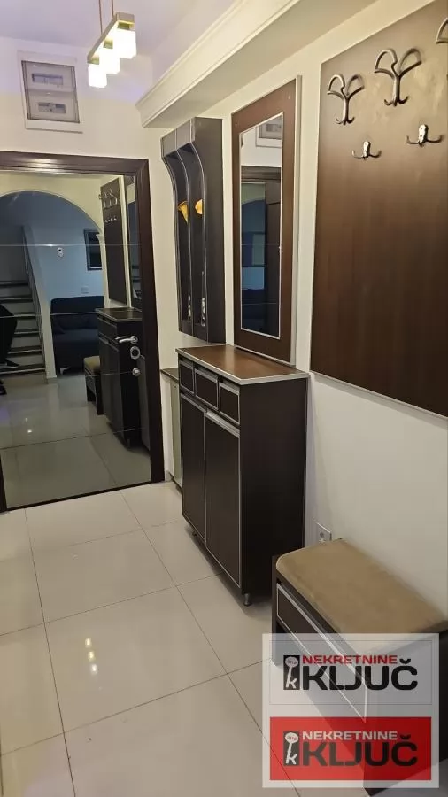 SOCIJALNO, 61m2, Trosoban-Duplex, Namešten, Parking 4